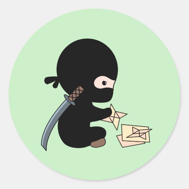 Tiny Ninja Making Origami Paper werfen Star Runder Aufkleber (Vorderseite)