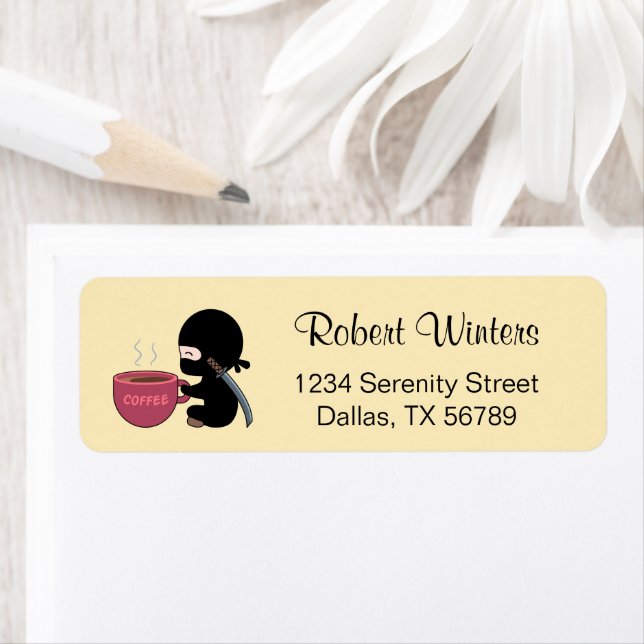 Tiny Ninja mit großer Tasse auf Gelb (Insitu)