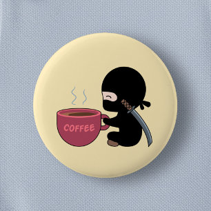 Tiny Ninja mit großer Tasse auf Gelb Button