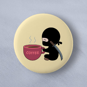 Tiny Ninja mit großer Tasse auf Gelb Button