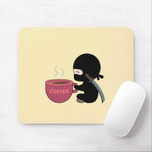Tiny Ninja mit großer Tasse auf Gelb Mousepad