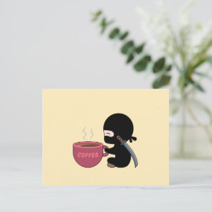 Tiny Ninja mit großer Tasse auf Gelb Postkarte