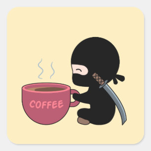 Tiny Ninja mit großer Tasse auf Gelb Quadratischer Aufkleber