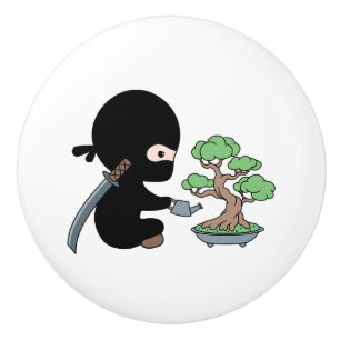Tiny Ninja Watering Bonsai Tree Keramikknauf