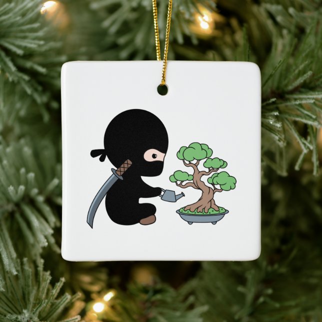 Tiny Ninja Watering Bonsai Tree Keramikornament (Baum)