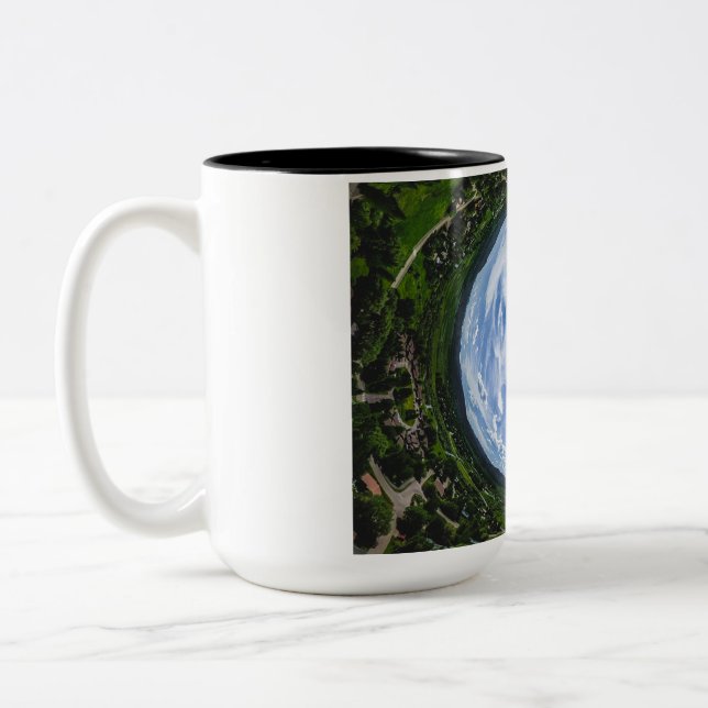 Tiny Planet Adventure - Große Kaffee-Tasse Zweifarbige Tasse (Links)