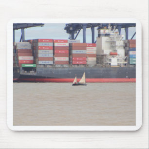 Tiny Yacht und riesige Containerschiffe Mousepad