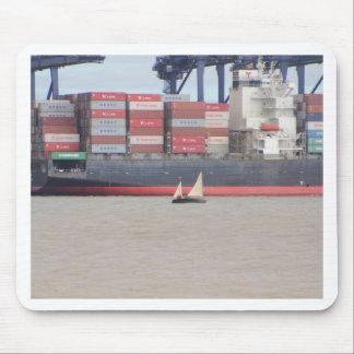 Tiny Yacht und riesige Containerschiffe Mousepad