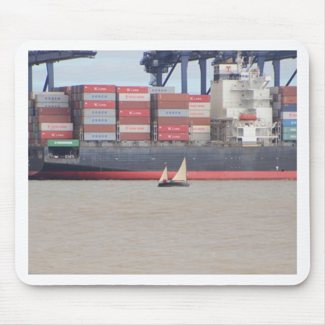 Tiny Yacht und riesige Containerschiffe Mousepad (Vorne)