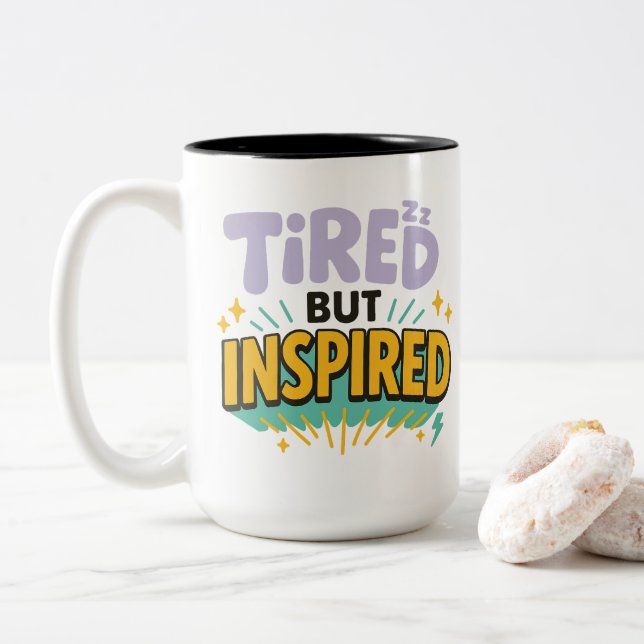 Tired But Inspired – Playful Motivational Zweifarbige Tasse (Mit Donut)