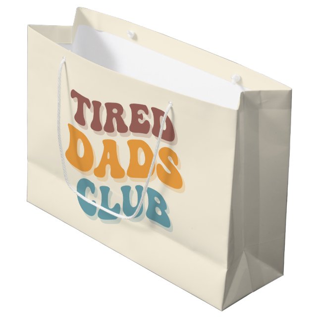 Tired Vaters Club Funny Große Geschenktüte (Vorderseite Schrägansicht)
