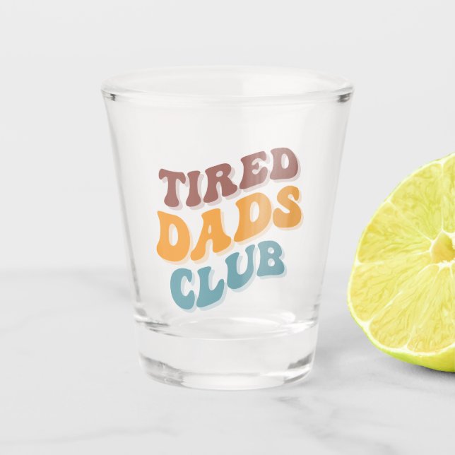 Tired Vaters Club Funny Schnapsglas (Vorderseite)