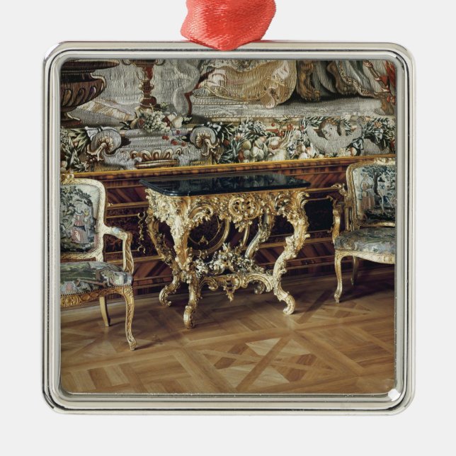 Tisch für Systemkonsole und zwei Lehnsessel, 1745 Silbernes Ornament (Vorne)