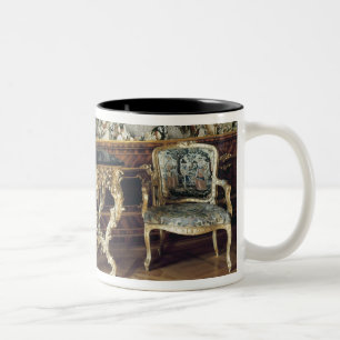 Tisch für Systemkonsole und zwei Lehnsessel, 1745 Zweifarbige Tasse