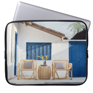 Tisch und zwei Stühle in der Nähe des Pools Laptopschutzhülle