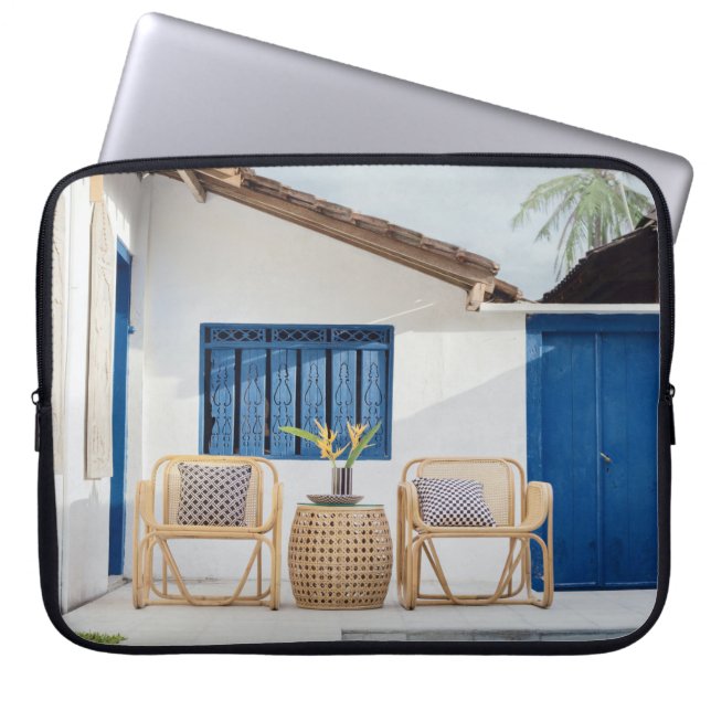 Tisch und zwei Stühle in der Nähe des Pools Laptopschutzhülle (Vorderseite)