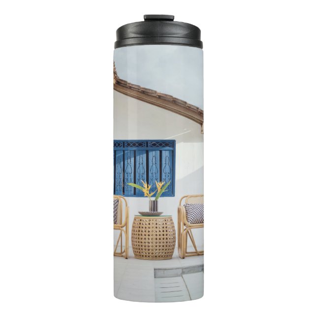 Tisch und zwei Stühle in der Nähe des Pools Thermosbecher (Vorderseite)