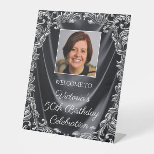 Tisch zur Begrüßung zum Geburtstag einer Frau in s Sockelschild
