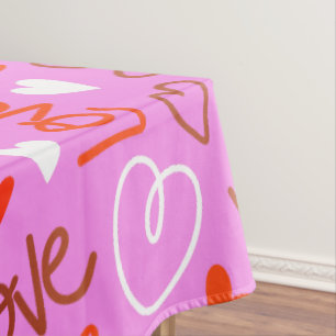 Tischdecke mit hingekritzelten Liebesherzen