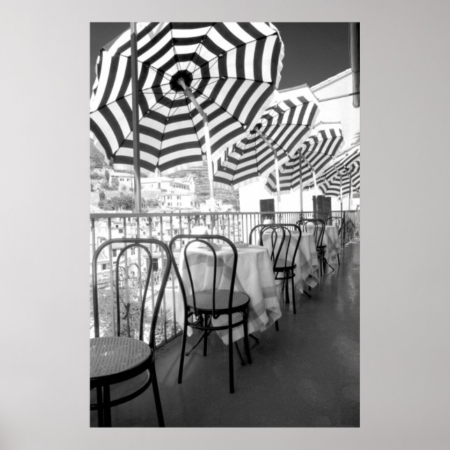Tische im Schwarz-Weiß-Restaurant Poster (Vorne)