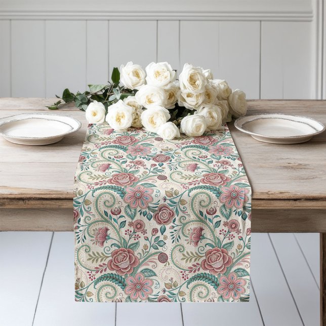 Tischläufer mit Viktorianischen Florals (Lace-Trimmed Table Runner with Victorian Florals)