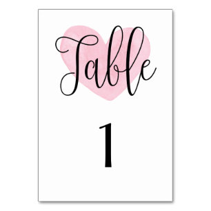 Tischnummer des rosa Herzens. Romantische Hochzeit