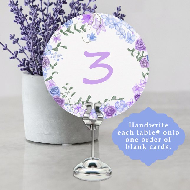 Tischnummer für lila Hochzeiten mit Blauer Flora (wedding reception table number sign, purple lavender lilac light dusty blue rose border around edge)