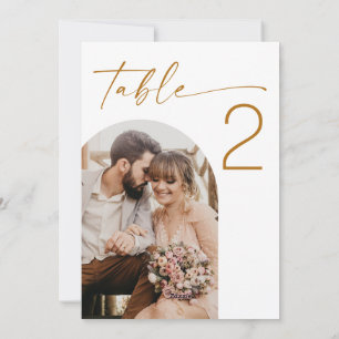 Tischnummer mit zwei Bogenfotos. Elegante Hochzeit
