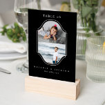 Tischnummer Spaß Hochzeitscoupons Foto<br><div class="desc">Ein zeitloses, klassisches und elegantes Kinderzeichen mit einer minimalistisch-modernen Tischnummer in Schwarz/Weiß. Einfach eleganter Kindertisch mit zwei Fotos, um das Foto des Ehepaares als Kinder anzuzeigen, um dem Alter der Tischnummer zu entsprechen. Einfache Typografie in einem modernen Layout angeordnet. **Alle Farben können in Anzug Ihrer Hochzeitsfarbenpräferenz geändert werden. Karo unsere...</div>
