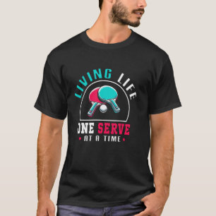 Tischtennis - Das Leben, einen Aufschlag nach dem T-Shirt