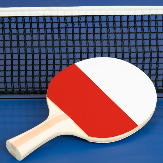 Tischtennisplatte auf polnischer Flagge für Tischt Tischtennis Schläger (InSitu)