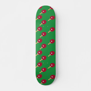 Tischtennisschläger und Ball auf Grün Skateboard