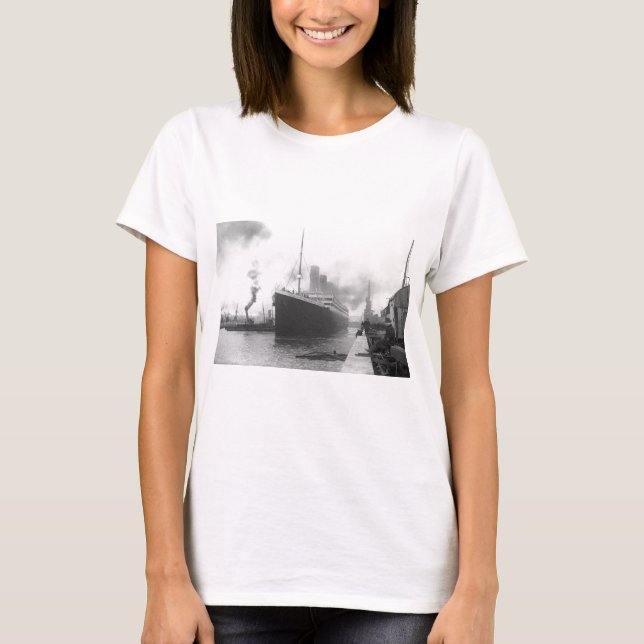 Titanic an den Docks von Southampton T-Shirt (Vorderseite)