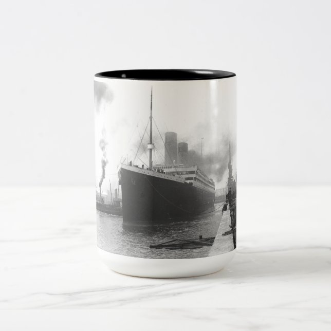Titanic an den Docks von Southampton Zweifarbige Tasse (Mittel)