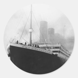Titanisch im Dock in Southampton Runder Aufkleber