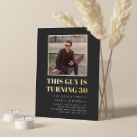 Titel 30. Geburtstag Party Foto Folieneinladung<br><div class="desc">Feiern Sie seinen Geburtstag mit diesen festlichen Party Einladungen,  die "dieser Typ wird 30" in Goldfolienschrift und ein beliebtes,  in Gold umrissenes Foto darstellen. Personalisieren Sie Ihre Party-Details unten.</div>