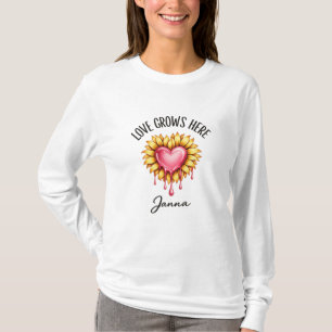 🔹 Titel Liebe wächst hier – Sonnenblumen-Herz-Ty T-Shirt