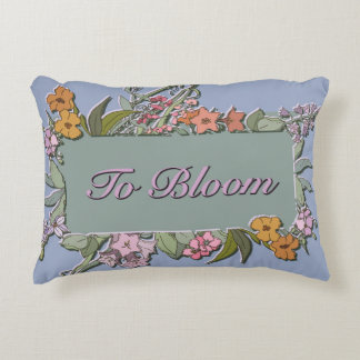 To Bloom - Periwinkle Blue in einem blühenden Rahm Dekokissen