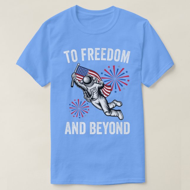 To Freedom And Beyond American Flag Astronaut 4th  T-Shirt (Design vorne)