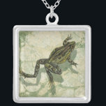 Toad Swinning im Wasser Versilberte Kette<br><div class="desc">Vision Studio verwendet in diesem Kunstwerk die giclée (Französisch für "Spray") Technik. Es ist einzigartig,  und die verschiedenen Grüntöne unterstreichen die Ruhe auf diesem Bild. Wählen Sie dieses Kunstwerk für Ihr nächstes Zazzle-Produkt.</div>