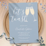 Toast Skript-Brautparty Dusty Blue Einladung<br><div class="desc">Die elegante Brautdusche mit Champagnergläsern und dem Namen des Signatur-Drehbuchs ist eine stilvolle Einladung,  die Sie mit schicken Schriftzeichen auf staubblauem Hintergrund personalisiert machen. Entwickelt von Thisisnotme©</div>