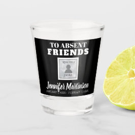 Toast zu abwesenden Freunden Schnapsglas