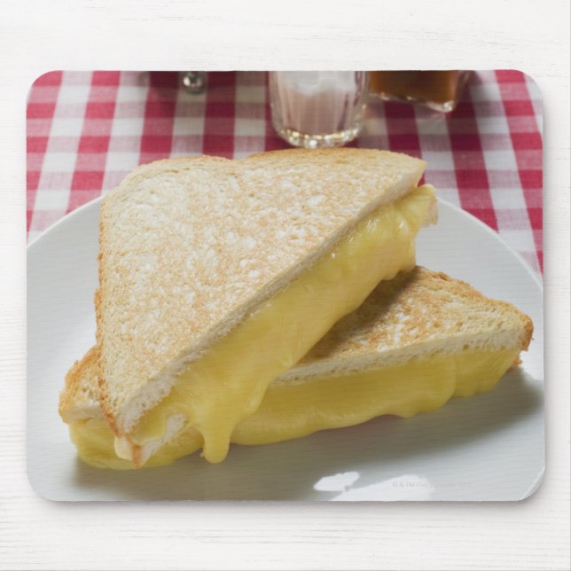 Toasted Käse Sandwiches auf Teller, Essig, Mousepad (Vorne)