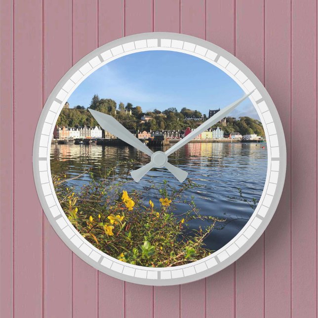 Tobermory auf der Insel Mull, Schottland Runde Wanduhr (Von Creator hochgeladen)
