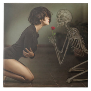 Tod und junge Frau Fliese