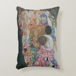 Tod und Leben durch Gustav Klimt Vintager Jugendst Dekokissen<br><div class="desc">Death and Life (1908) von Gustav Klimt ist ein Vintages Viktorianisches Epochen-Symbolismus Kunstmalerei mit zwei Einzelteilen, Life and Death. Auf dem verlassen Tod wird durch einen klassisch düsteren Sensenmann mit einem grinsenden Schädel dargestellt, der in einem dunklen Gewand mit einem religiösen Kreuz verziert ist. Auf der rechten Seite befindet sich...</div>