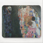 Tod und Leben durch Gustav Klimt Vintager Jugendst Mousepad<br><div class="desc">Death and Life (1908) von Gustav Klimt ist ein Vintages Viktorianisches Epochen-Symbolismus Kunstmalerei mit zwei Einzelteilen, Life and Death. Auf dem verlassen Tod wird durch einen klassisch düsteren Sensenmann mit einem grinsenden Schädel dargestellt, der in einem dunklen Gewand mit einem religiösen Kreuz verziert ist. Auf der rechten Seite befindet sich...</div>
