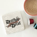 Tod vor Decaf Niedliche Schädeltypografie Steinuntersetzer<br><div class="desc">Erholung Ihr morgens kommen Sie auf unserem bezaubernden Kaffee-Untersetzer mit dem Thema Stein! Super niedliches, lustiges Typografie-Design macht ein großartiges kleine Geschenk oder Geschenk für jeden Kaffeeliebhaber. Das Design zeigt "Death Before Decaf" in schwarz-gotischer Typografie mit einer niedlichen Skull- und Crossbones-Abbildung und einem pachy-rosa Bandbanner. Personalisieren Sie diese mit einem...</div>