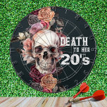 "Tode für ihre 20er" - 30. Geburtstag Dartscheibe<br><div class="desc">R.I.P. bis zum Jahrzehnt der Dekadenz! Dieses stilvolle Blumendartboard ist das ideale Geschenk für einen 30. Geburtstag, oder Sie können den Text für ein weiteres Jahrzehnt einfach als 40. oder andere Geburtstagsgeschenk anpassen. Mit einem gotischen Schädel mit blassen Aprikosen, schwarzen und bordeauxfarbenen Blume auf schwarzem Hintergrund. Text "Death to her...</div>