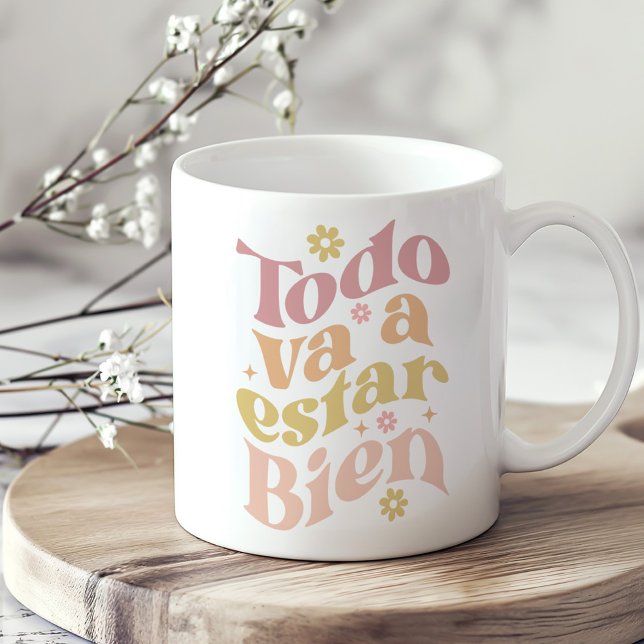 "Todo Va Estar Bien" Pastel Groovy Inspiration Kaffeetasse ("Todo Va a Estar Bien" Pastel Groovy Inspiration Coffee Mug on a sunny neutral boho kitchen table.)